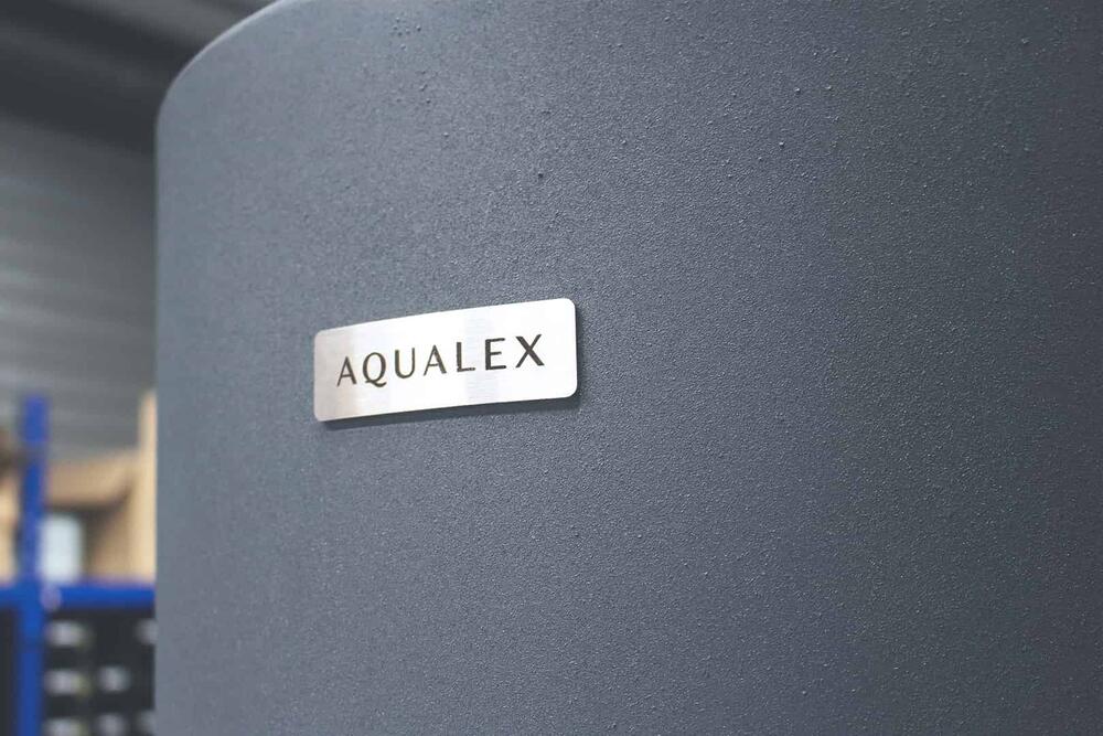 Medewerkers WAAK assembleren Aqualex drinkwatersystemen