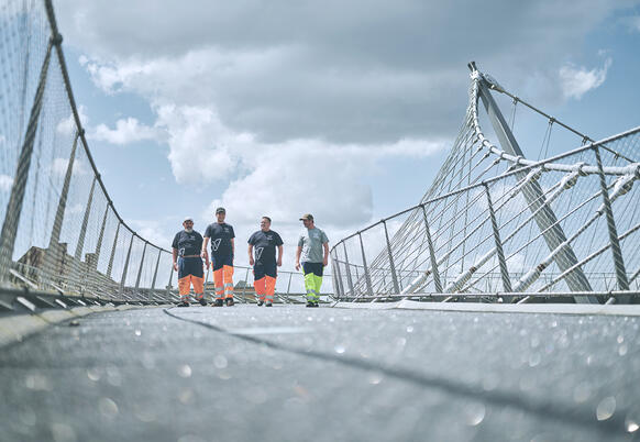 WAAK medewerkers op brug Buda beach Stad Kortrijk